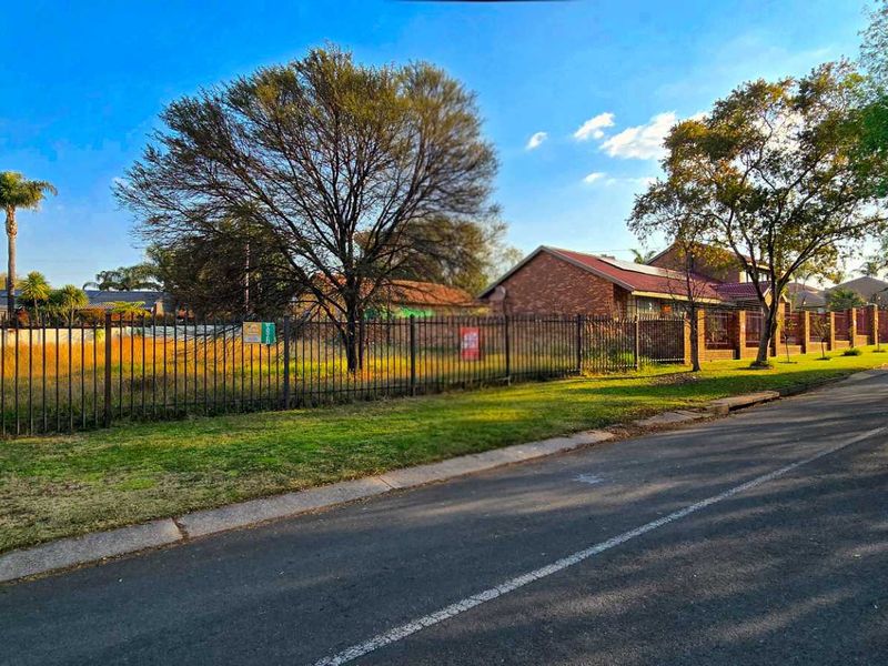 Ready to Build: Rare Dual-Dwelling Stand in Prestigious Pretoria East Suburb - Photo 5