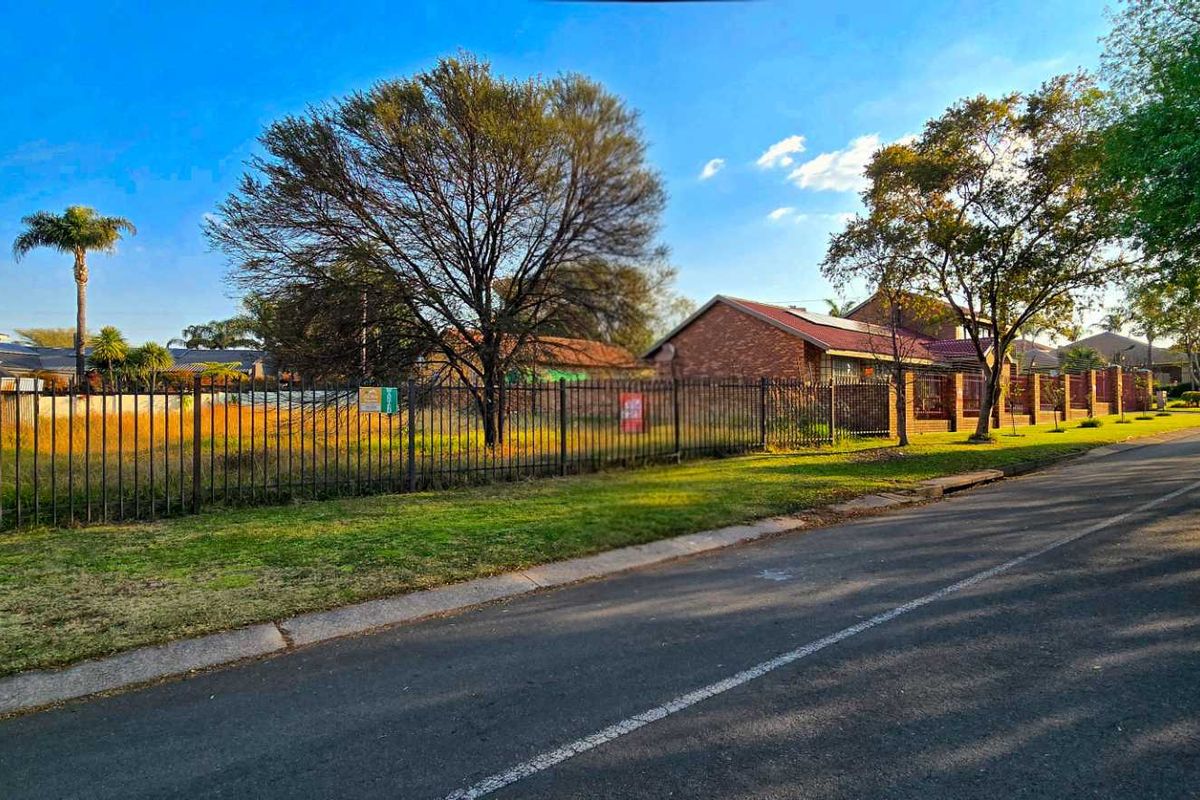 Ready to Build: Rare Dual-Dwelling Stand in Prestigious Pretoria East Suburb - Photo 5