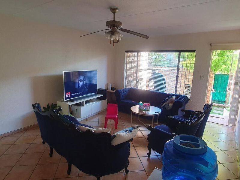 2 Bedroom Townhouse in a Secure Complex with double lock up garages - Photo 7