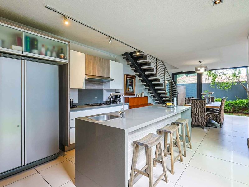 Contemporary Comfort in Waterkloof Ridge - Photo 10