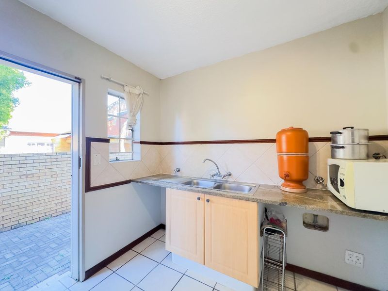 3 Bedroom Duplex with Private Garden - Photo 5