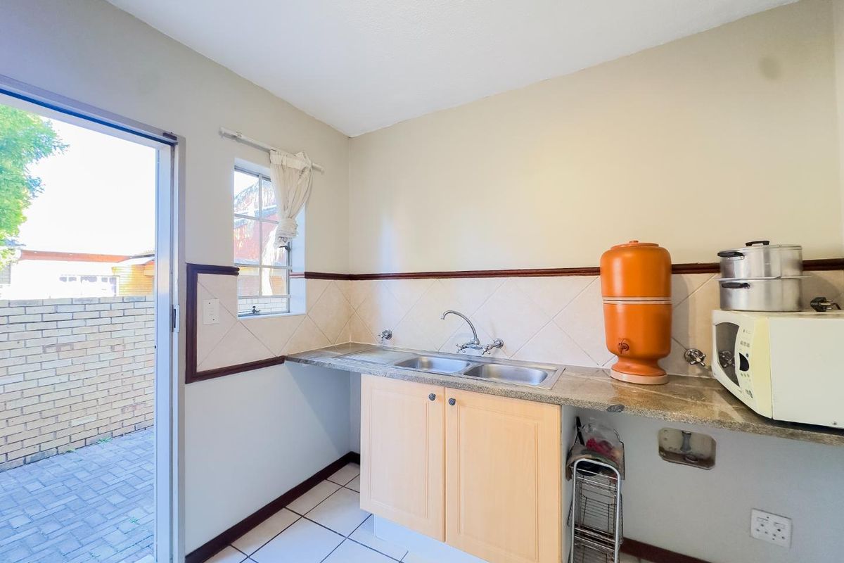 3 Bedroom Duplex with Private Garden - Photo 5