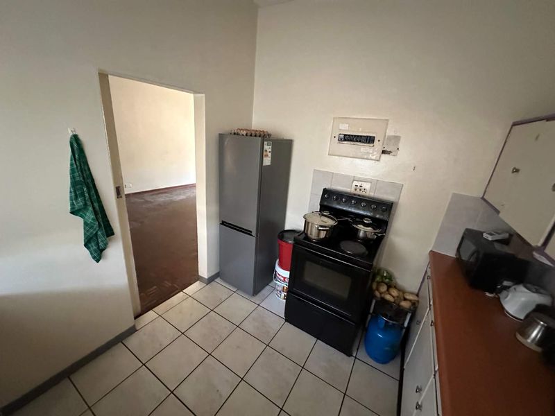 COZY GROUND FLOOR APARTMENT IN SECURE COMPLEX - Photo 3