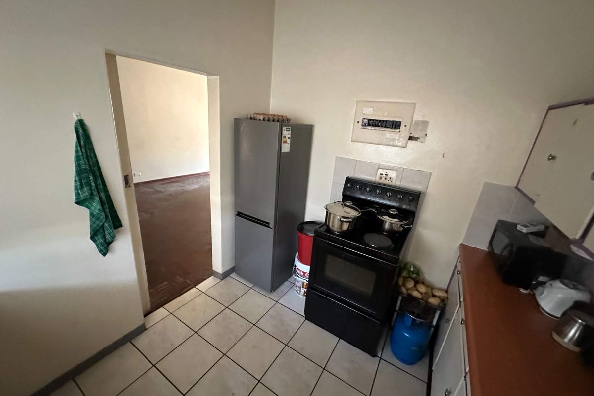 COZY GROUND FLOOR APARTMENT IN SECURE COMPLEX - Photo 3