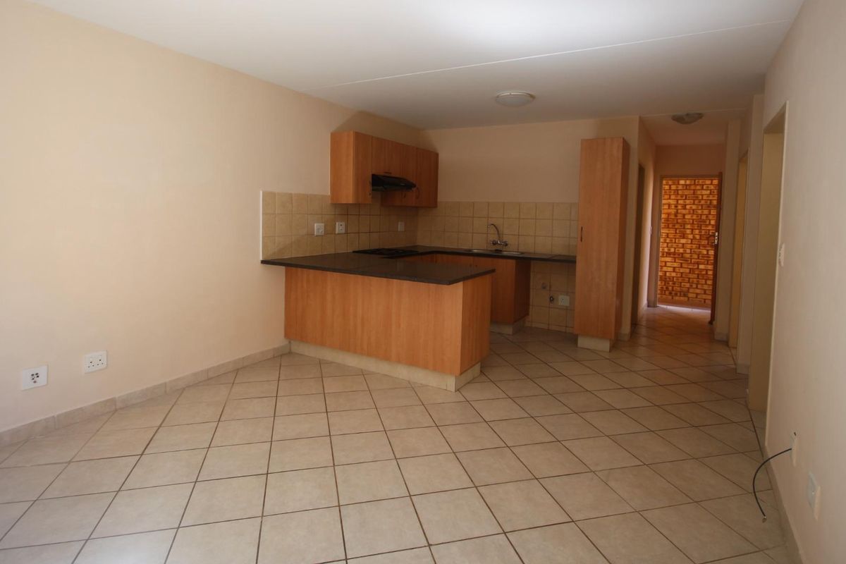 Charming Garden: 2-Bed Ground-Floor Apartment Awaits! - Photo 2