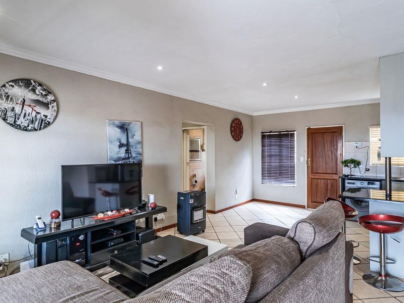 Spacious Double-Story Townhouse in La Montagne - Photo 5