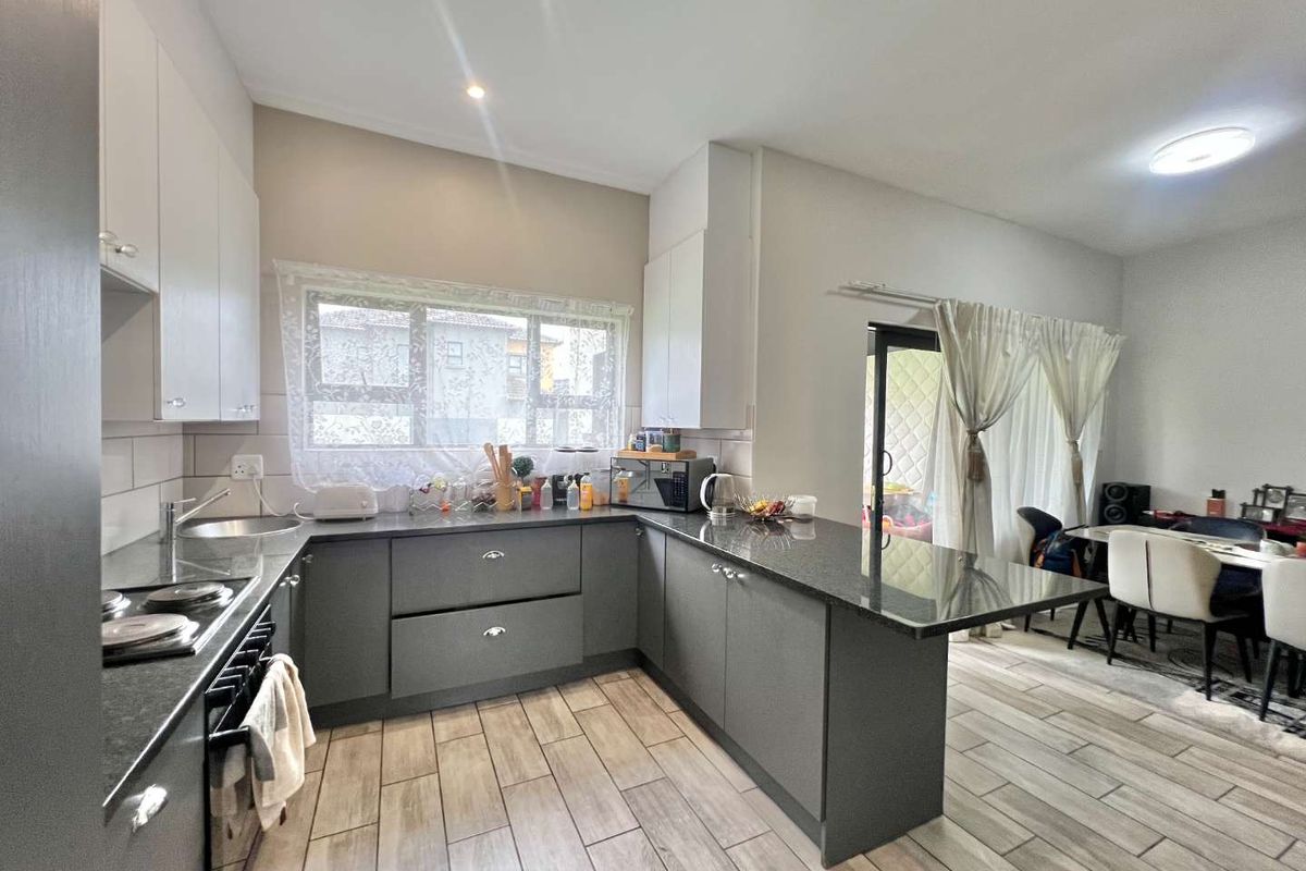 Modern 3-Bedroom, 2-Bathroom Double-Storey Home for Sale - Photo 5