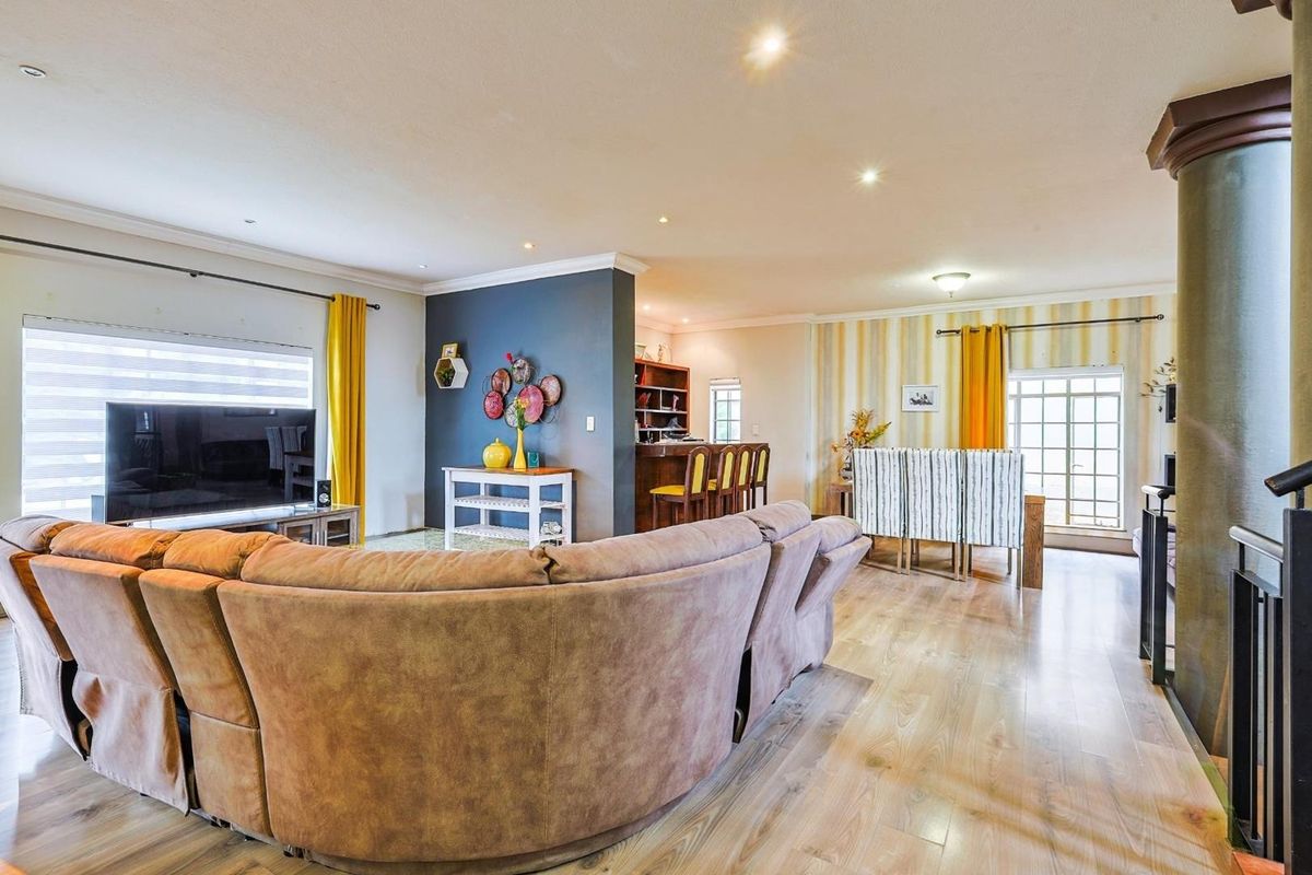 3 Bedroom, 2.5 Bathroom Duet House with an Office To Let in Faerie Glen - Photo 4