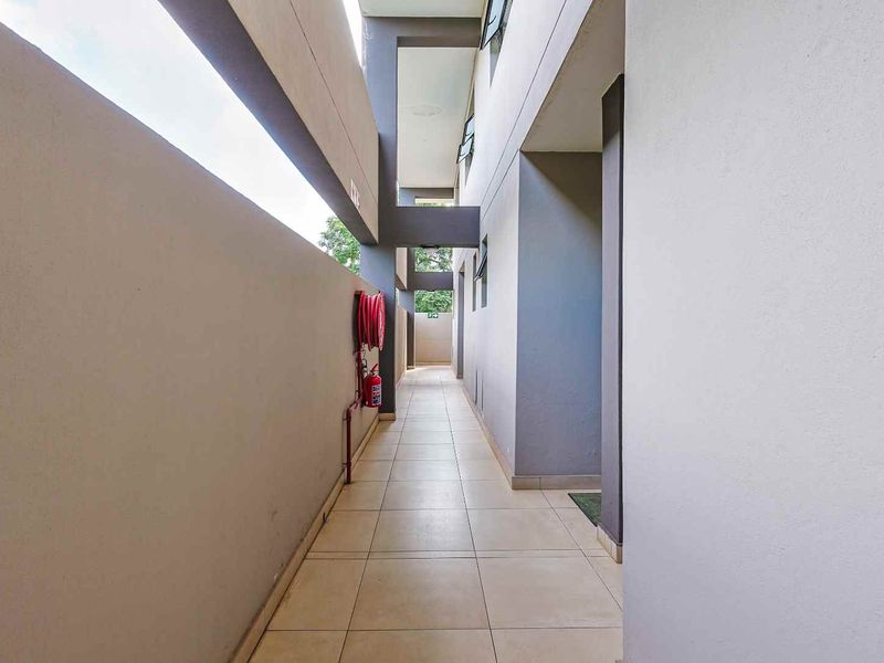 Modern 2-Bedroom Apartment with Rooftop Braai Area - Photo 2