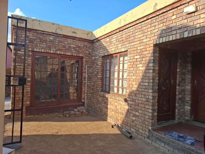 5 bedrooms house for sale in Soshanguve gg - Photo 6