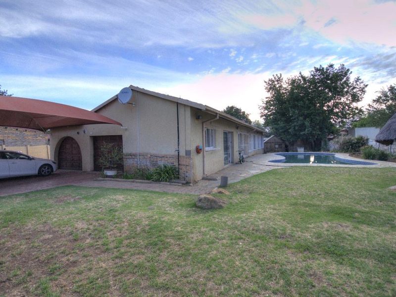 Family home in central Brackendowns - Photo 2