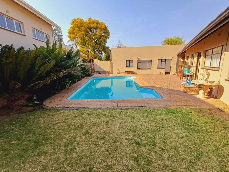 Spacious and Versatile Home with 3 Beds, 2 Baths + 1 Bed, 1 Bath Granny Flat! - Photo 2