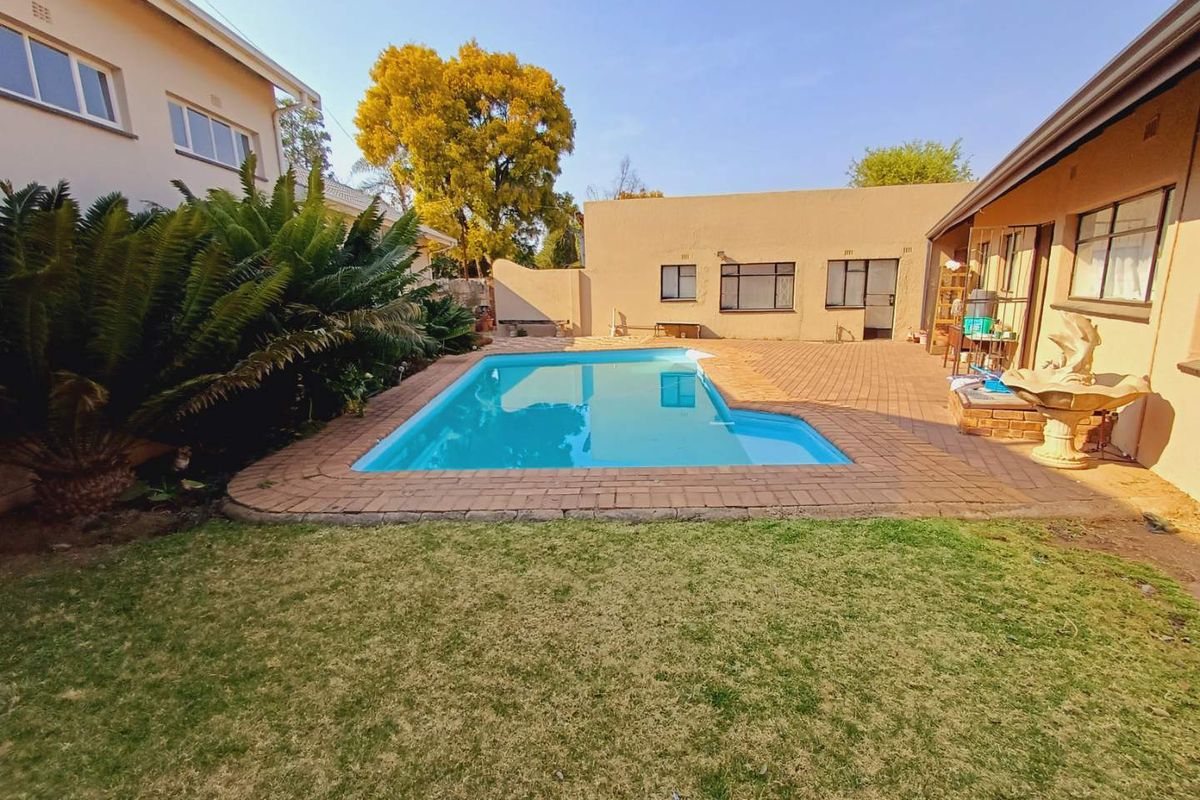 Spacious and Versatile Home with 3 Beds, 2 Baths + 1 Bed, 1 Bath Granny Flat! - Photo 2