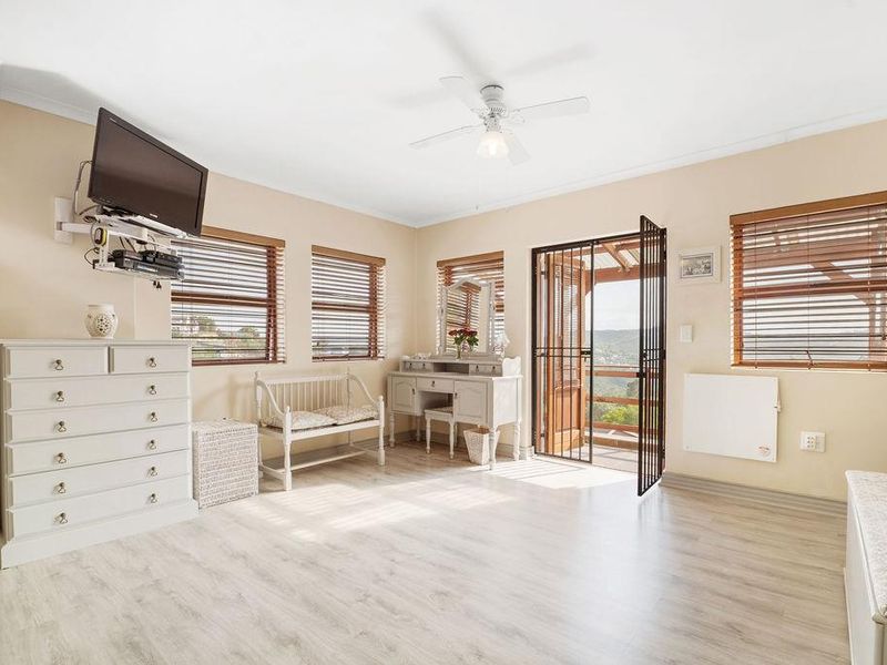 Spacious three bedroom home - Photo 10