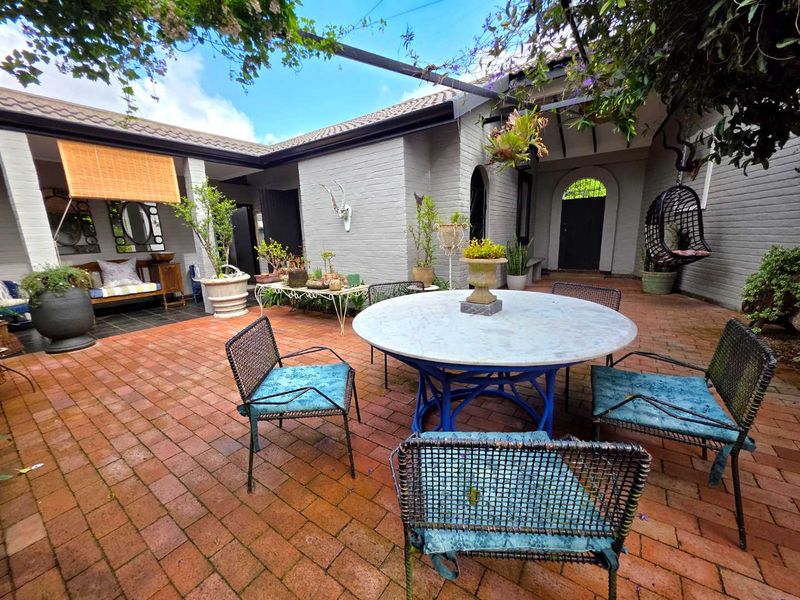 Beautiful, Spacious 3-Bedroom Family Home for Sale in Small Secure Complex of 4. - Photo 2