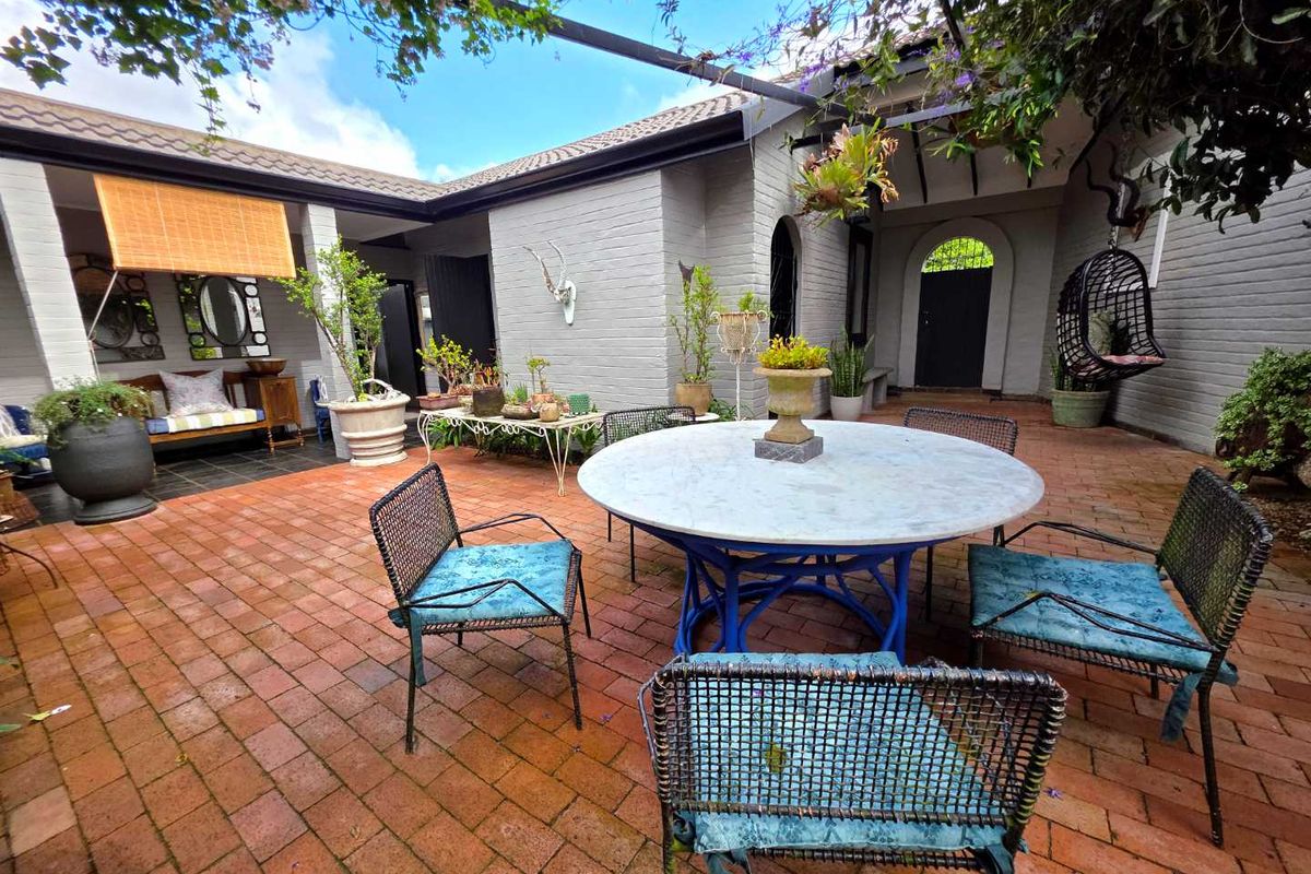 Beautiful, Spacious 3-Bedroom Family Home for Sale in Small Secure Complex of 4. - Photo 2