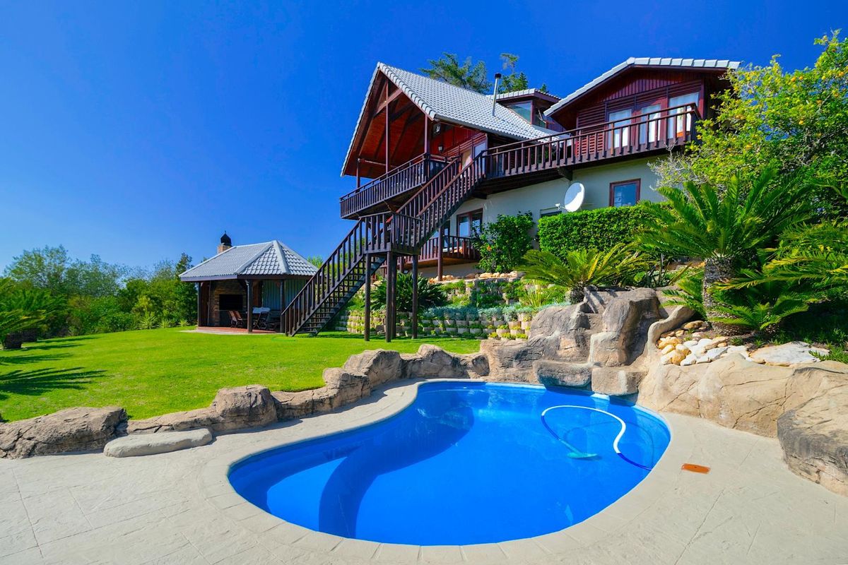 Perched Above the Rest: Modern Luxury with Panoramic Eagle Views - Photo 3