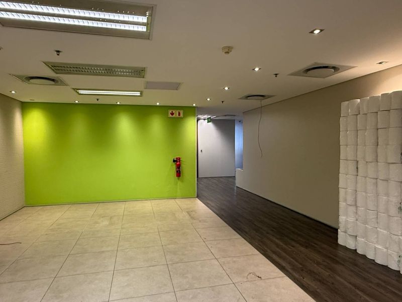 Move in ready 3149m2 office to let - Photo 4