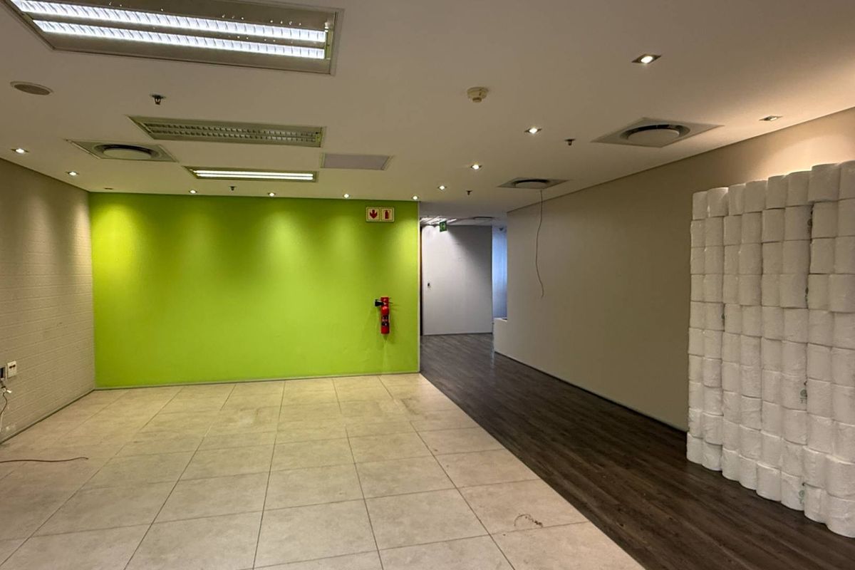 Move in ready 3149m2 office to let - Photo 4