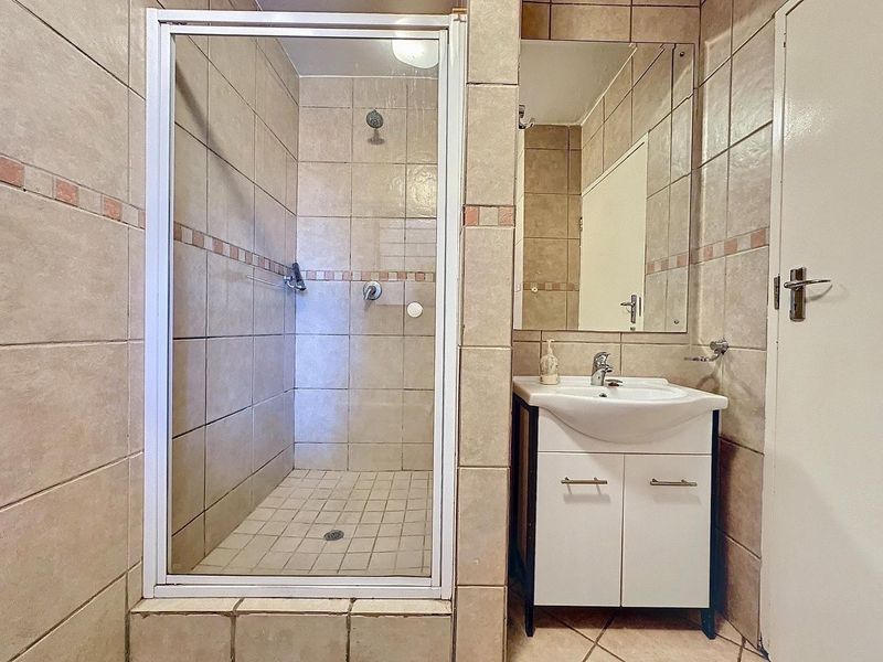 Stunning bachelor apartment to rent! - Photo 8