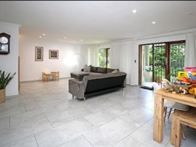 Renovated 3 bedroom Apartment in Strathavon - Photo 3