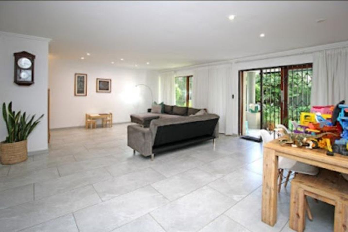 Renovated 3 bedroom Apartment in Strathavon - Photo 3