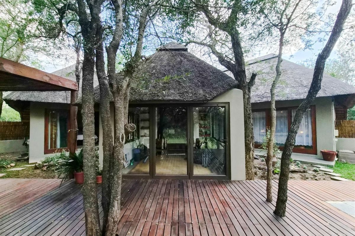 Bushveld home on a Dry Riverbed in Raptors View Wildlife Estate - Photo 4