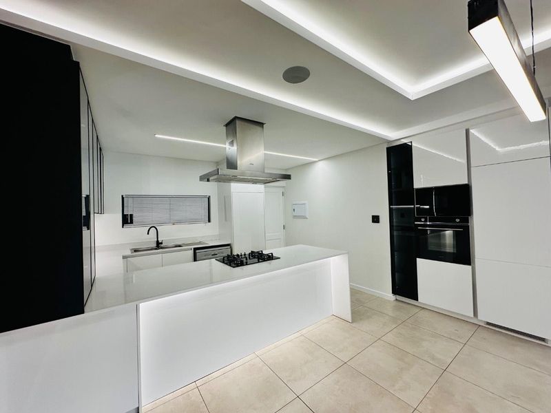 Stylish 2-Bed, 2-Bath Ground Floor Apartment with Private Splash Pool in Broadacres - Photo 1