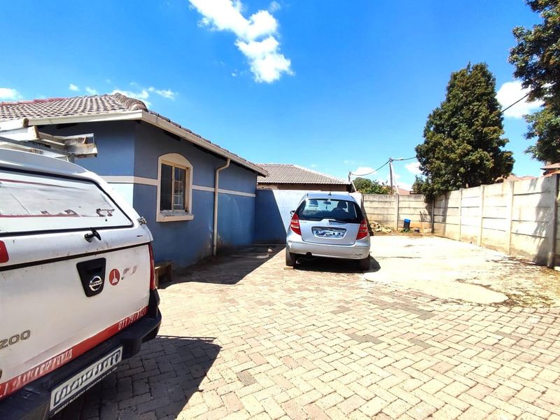 5 Bedroom House for Sale in Cosmo City - Photo 2