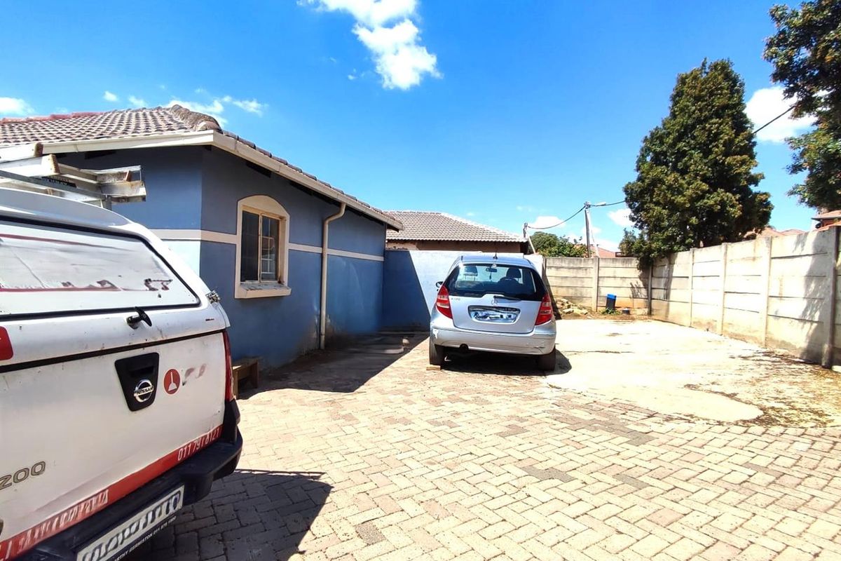 5 Bedroom House for Sale in Cosmo City - Photo 2