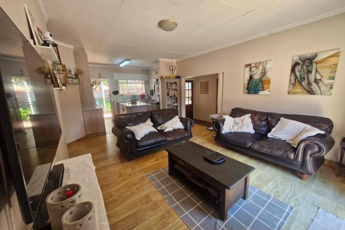 Townhouse in Rhodesdene - Photo 3