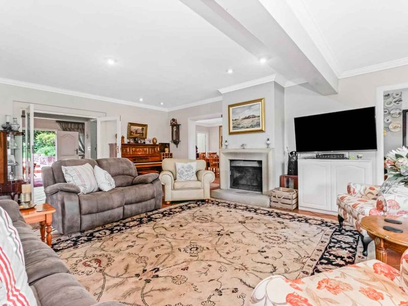 GORGEOUS FAMILY HOME, TUCKED AWAY IN BEAULIEU COUNTRY ESTATE AMONGST LEAFY SERENITY - OFFERING EQUESTRIAN FACILITIES AND A COTTAGE - Photo 9