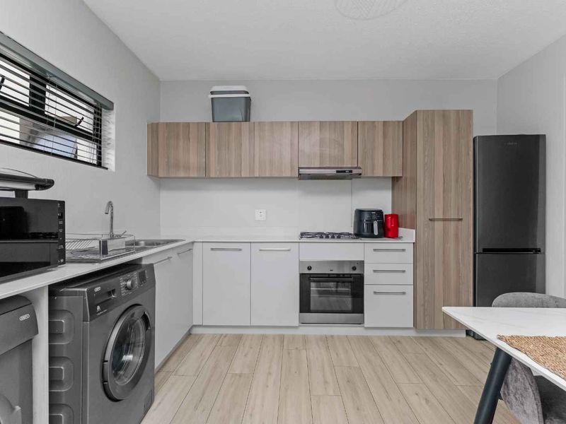 Immaculate 3 Bedroom, 2 Bathroom Apartment For Rent in Broadacres - Photo 2