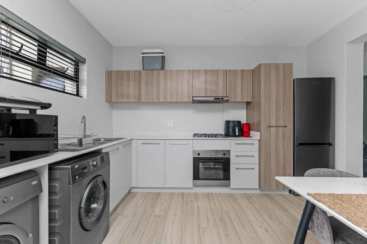 Immaculate 3 Bedroom, 2 Bathroom Apartment For Rent in Broadacres - Photo 2