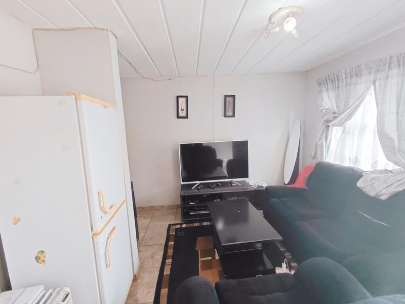 Charming Ground Floor Unit: Comfort & Convenience Await!" - Photo 5