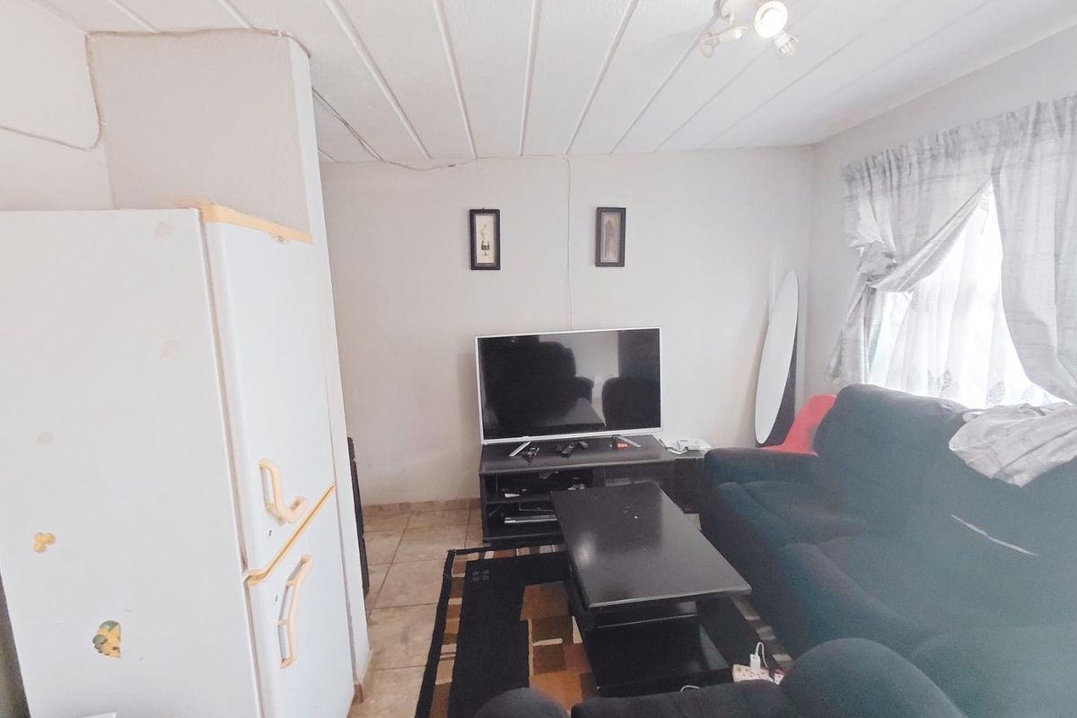 Charming Ground Floor Unit: Comfort & Convenience Await!" - Photo 5