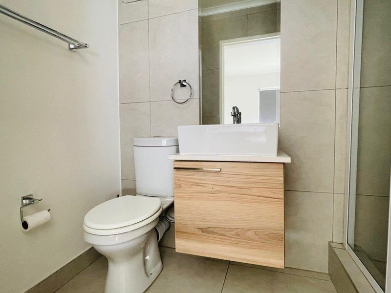 Gorgeous top floor Apartment with enclosed patio - Photo 9