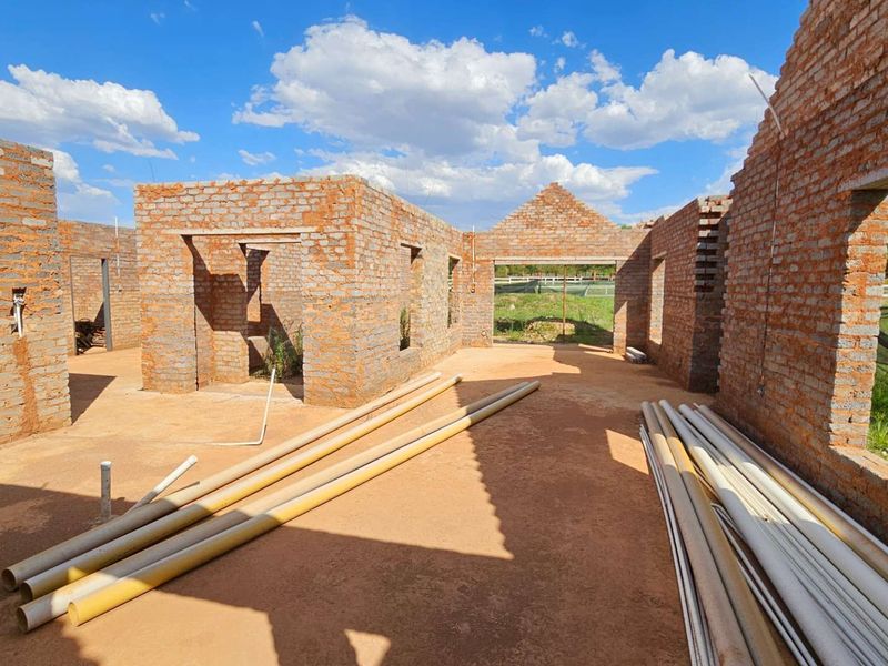 Incomplete Single Story Family Home In Landsmeer Equestrian Estate  R 1 395 000 - Photo 4