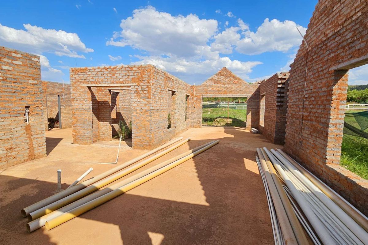 Incomplete Single Story Family Home In Landsmeer Equestrian Estate  R 1 395 000 - Photo 4