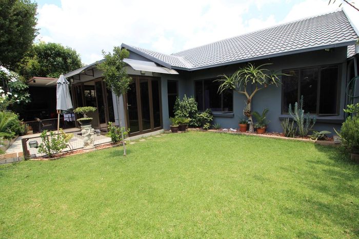 Property #2473080, Townhouse For Sale in Halfway Gardens