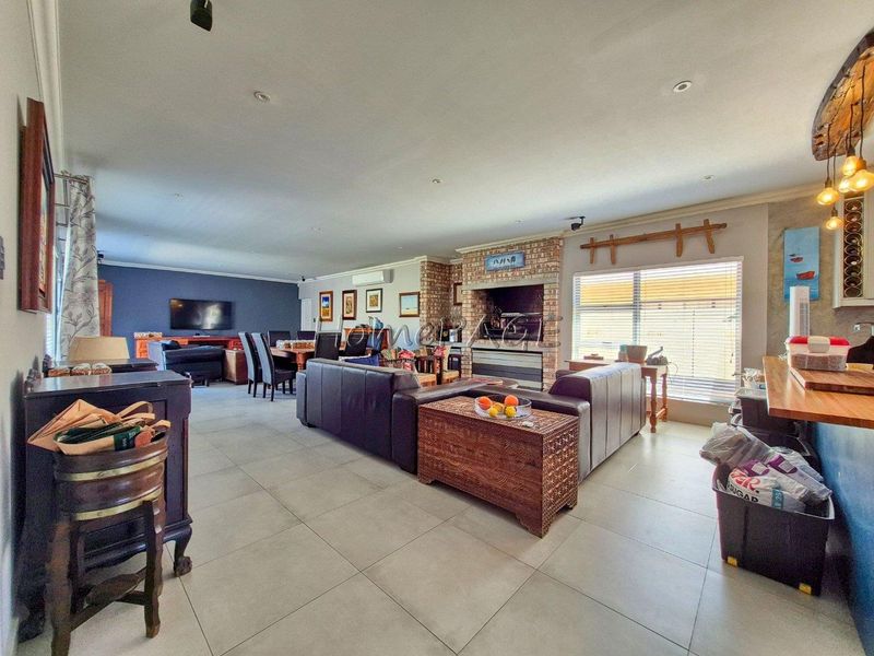 Meersig, Walvis Bay:  5 Bedr home with flat potential and pool is for Sale - Photo 8