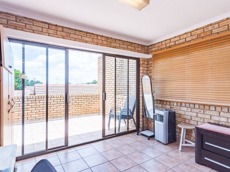 Spacious duplex townhouse with Inverter for Sale in Ruimsig Noord - Photo 4