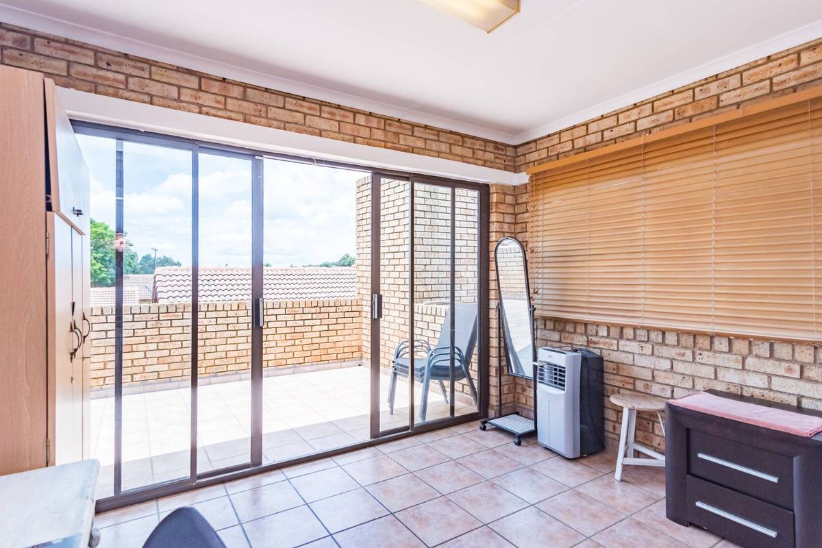 Spacious duplex townhouse with Inverter for Sale in Ruimsig Noord - Photo 4