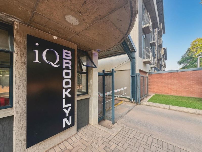I Q Brooklyn - Modern 1 Bed, 1 Bath Apartment | Available Immediately - Photo 2