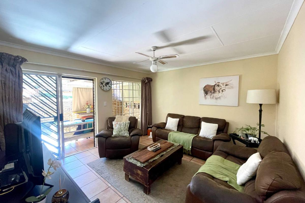 Secure Estate Living with Pool, Fishing Dam & Excellent Rental Appeal - Photo 5