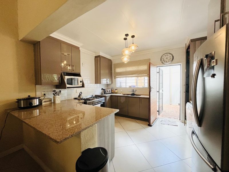 Modern 3 Bed townhouse in the most sought-after complex- Houndstooth - Photo 8