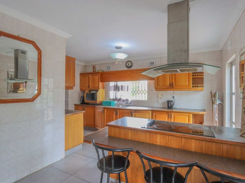 6-Bedroom Double-Storey + 2 Income-Generating Flats – Earn R11,000pm! - Photo 5