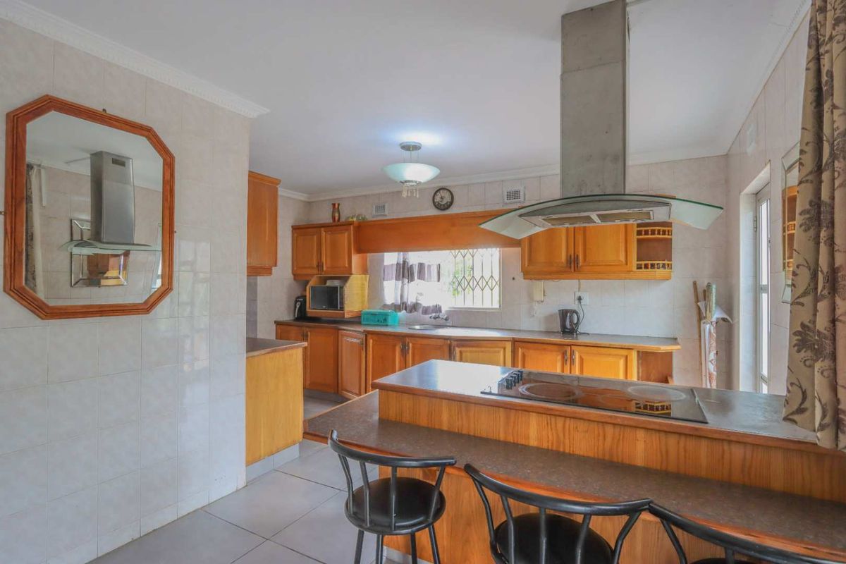 6-Bedroom Double-Storey + 2 Income-Generating Flats – Earn R11,000pm! - Photo 5