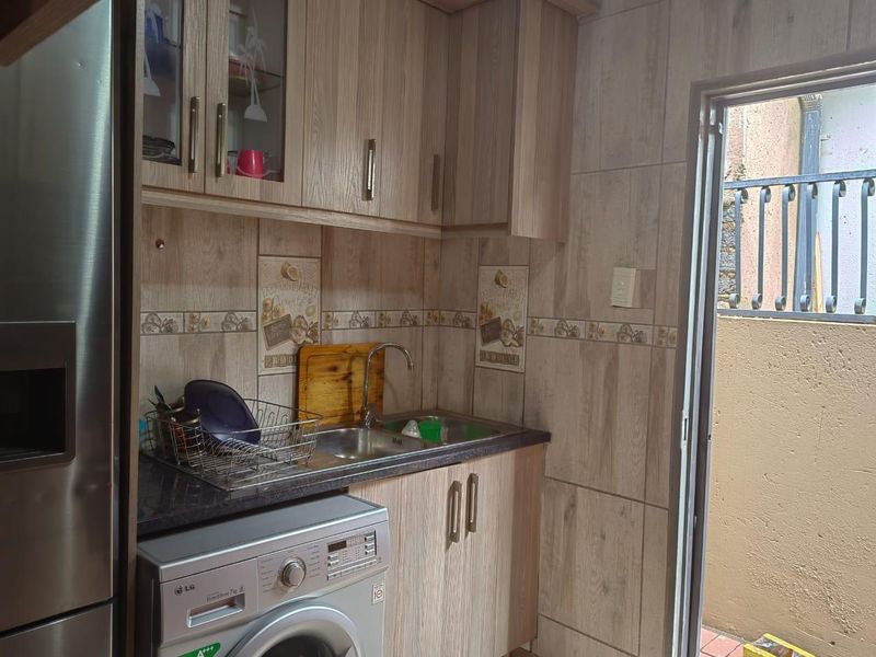 Clayville-Neat Property for R 860 000 - Photo 6