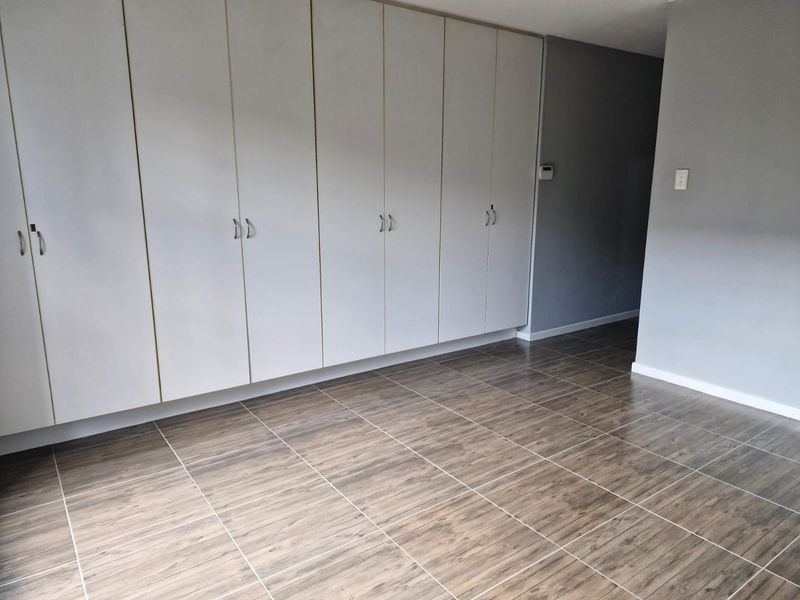 Two Bedroom Apartment in secure complex - Photo 9
